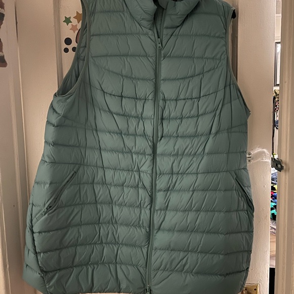 This a light down goose 3 quarter sleeveless vest and it can be folded up - Picture 2 of 7